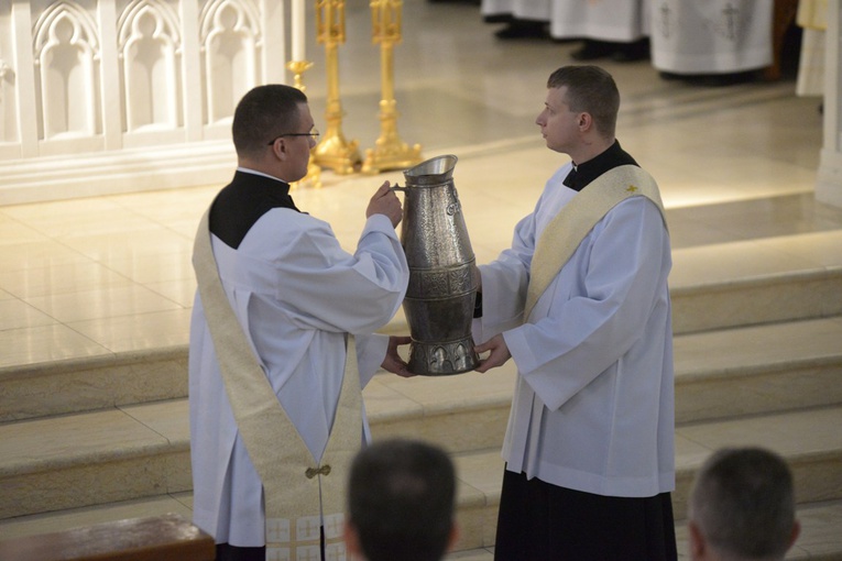 Podczas tej Eucharystii błogosławione są oleje Krzyżma Świętego i chorych.