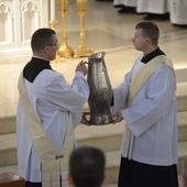 Podczas tej Eucharystii błogosławione są oleje Krzyżma Świętego i chorych.