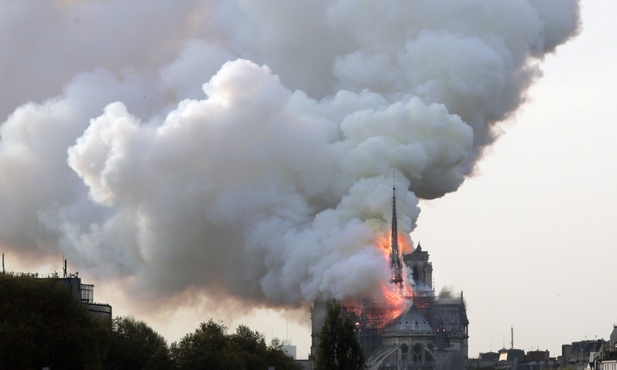 Tak upadła iglica paryskiej Notre-Dame