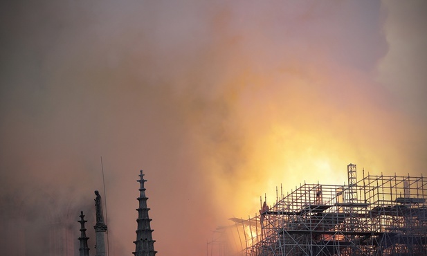 Pożar Notre Dame - odwołano emisję przemówienia Macrona