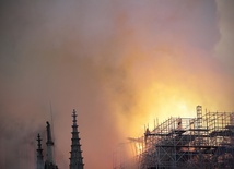 Pożar Notre Dame - odwołano emisję przemówienia Macrona