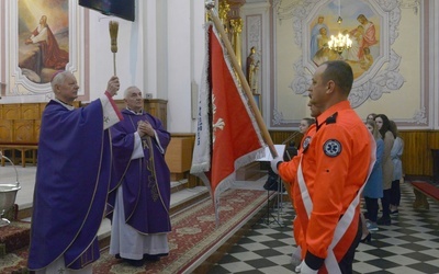 Sztandar dla szpitala poświęcił bp Adam Odzimek.