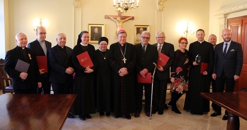 Ludzie Kościoła wrocławskiego odebrali ważne miejskie wyróżnienia 