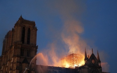 Paryżanie modlą się, patrząc na płonącą katedrę