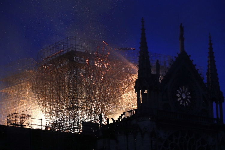 Notre Dame: Symbol francuskiego Kościoła w ogniu