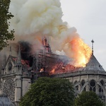 Notre Dame: Symbol francuskiego Kościoła w ogniu