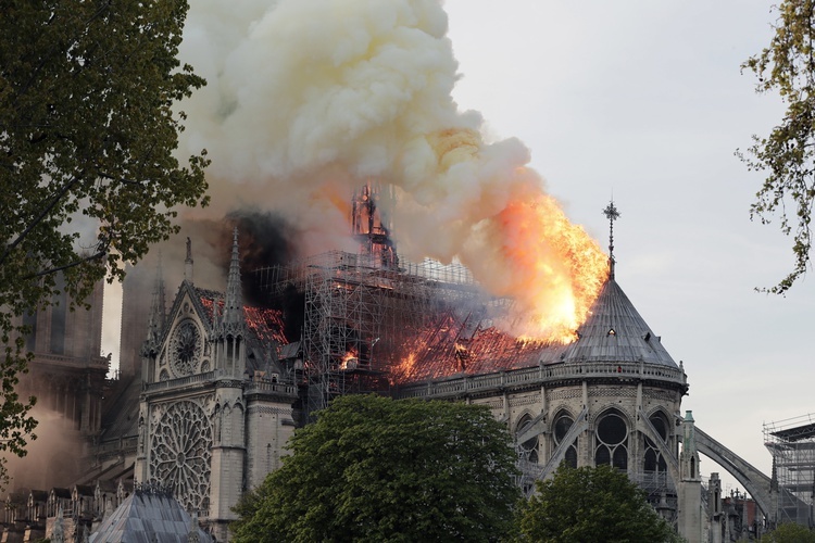 Notre Dame: Symbol francuskiego Kościoła w ogniu