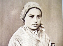 Była córką ubogiego młynarza. 11 II 1858 r. po raz pierwszy objawiła się jej Matka Boża
