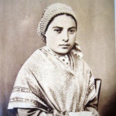 Była córką ubogiego młynarza. 11 II 1858 r. po raz pierwszy objawiła się jej Matka Boża