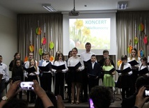 Chór szkolny wykonał 6 utworów pod kierunkiem Marii Czarneckiej-Cieślak.