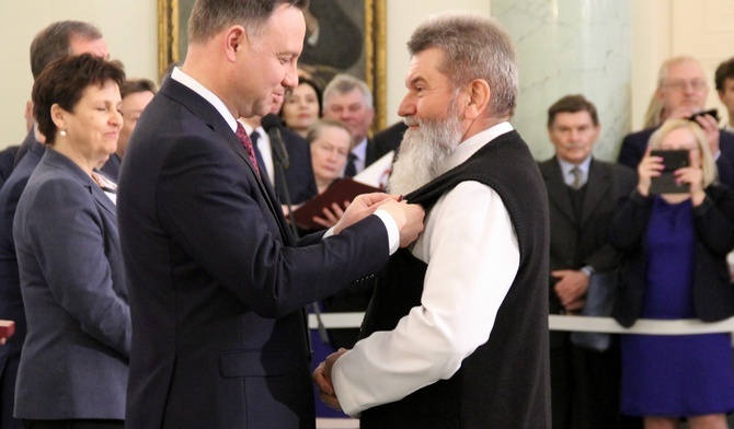 Złoty Krzyż Zasługi odebrał werbista o. Kazimierz Szymczycha.