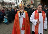 Bezcenną relikwię do koneckiej kolegiaty wprowadził bp Henryk Tomasik. Z prawej ks. Andrzej Zapart.