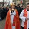 Bezcenną relikwię do koneckiej kolegiaty wprowadził bp Henryk Tomasik. Z prawej ks. Andrzej Zapart.