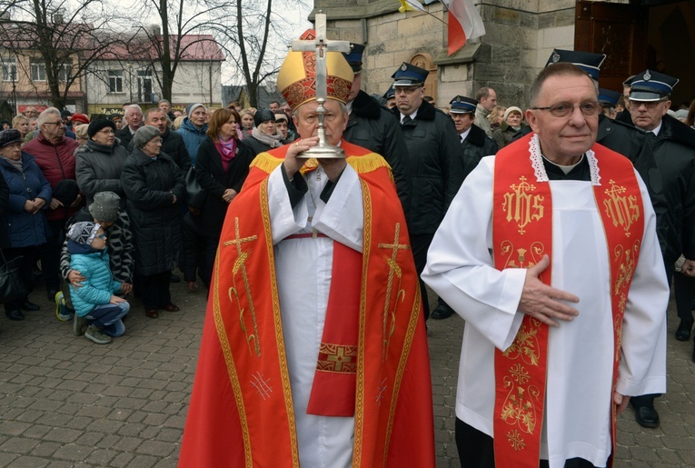 Bezcenną relikwię do koneckiej kolegiaty wprowadził bp Henryk Tomasik. Z prawej ks. Andrzej Zapart.