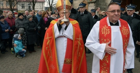 Bezcenną relikwię do koneckiej kolegiaty wprowadził bp Henryk Tomasik. Z prawej ks. Andrzej Zapart.