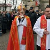 Bezcenną relikwię do koneckiej kolegiaty wprowadził bp Henryk Tomasik. Z prawej ks. Andrzej Zapart.
