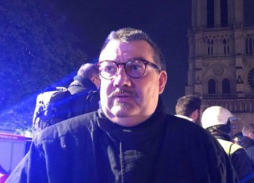 Ksiądz-bohater wyniósł z płonącej katedry Najświętszy Sakrament i relikwie korony cierniowej