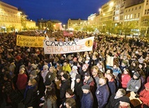 Poznań, 11.04.2019. Manifestacja ludzi solidaryzujących się z protestem nauczycieli.