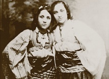 Anjezë Gonxha Bojaxhiu (po lewej) z siostrą Agą. Zdjęcie eksponowane w Domu Pamięci Matki Teresy w Skopje.