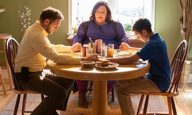 Chrissy Metz (w środku) stworzyła w filmie kapitalną kreację w roli matki. Ojca zagrał Josh Lucas, a w roli syna wystąpił Marcel Ruiz.