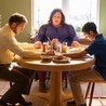 Chrissy Metz (w środku) stworzyła w filmie kapitalną kreację w roli matki. Ojca zagrał Josh Lucas, a w roli syna wystąpił Marcel Ruiz.