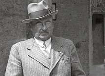 Profesor Adolf Szyszko-‑Bohusz na dziedzińcu Zamku Królewskiego na Wawelu, 1934 r.
