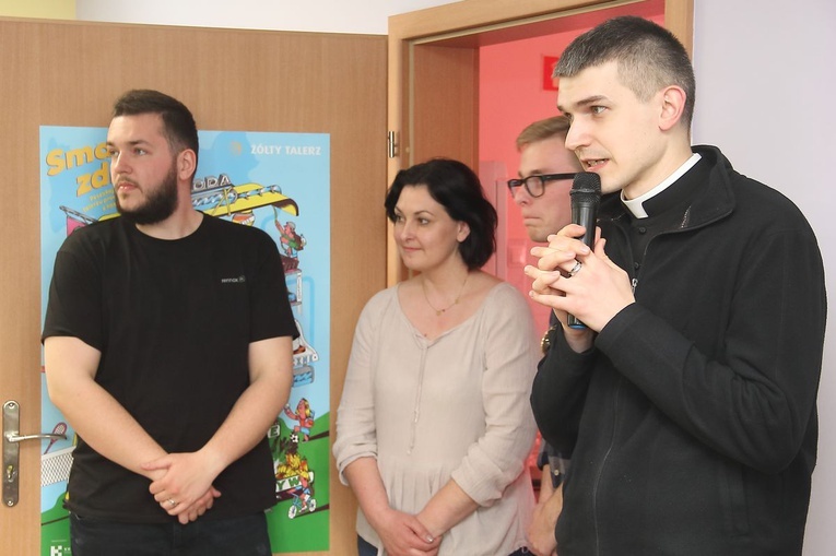 Uczta wielkanocna w świetlicy Caritas