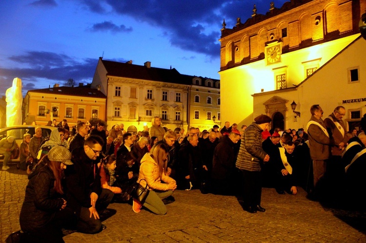 Tarnów. Droga Krzyżowa ulicami Starówki