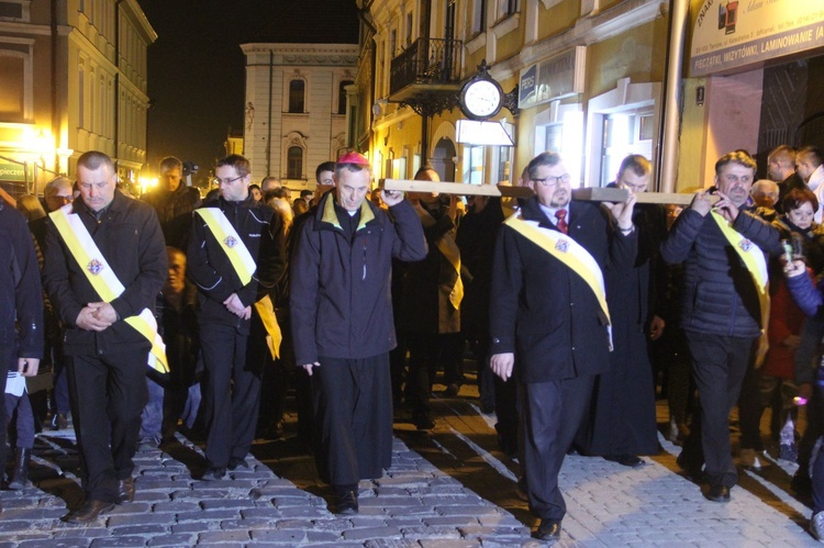 Wielka Środa. Droga Krzyżowa ulicami Tarnowa