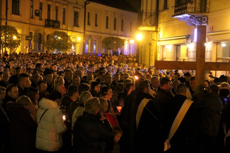 Wielka Środa. Droga Krzyżowa ulicami Tarnowa