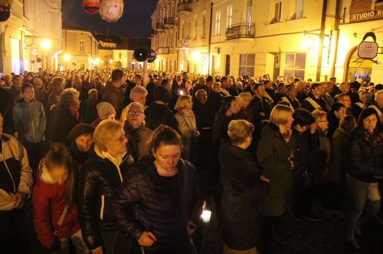 Wielka Środa. Droga Krzyżowa ulicami Tarnowa