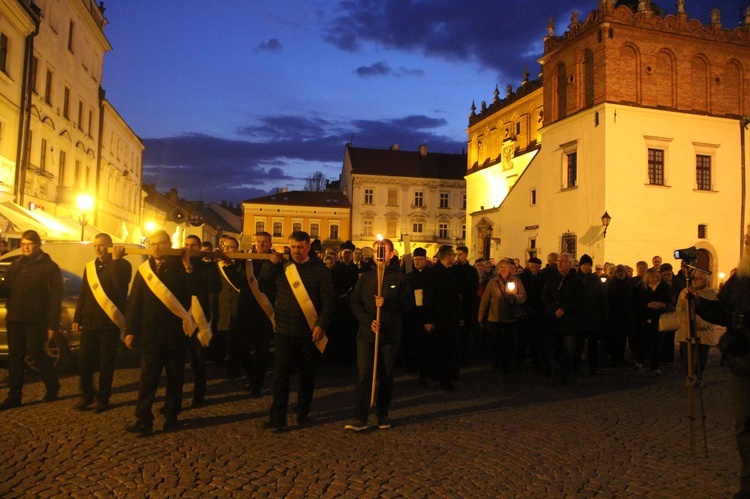 Wielka Środa. Droga Krzyżowa ulicami Tarnowa