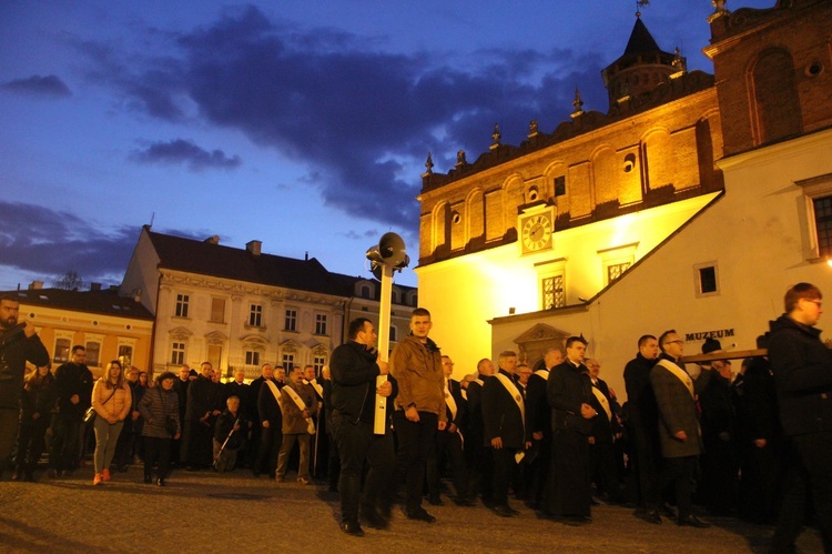 Wielka Środa. Droga Krzyżowa ulicami Tarnowa