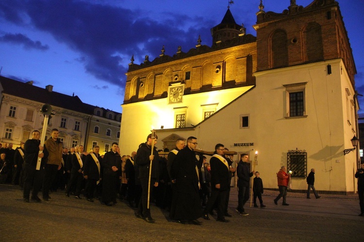 Wielka Środa. Droga Krzyżowa ulicami Tarnowa