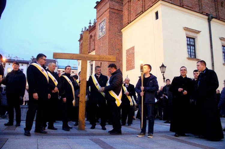 Wielka Środa. Droga Krzyżowa ulicami Tarnowa