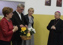 Bp. Tomasikowi za obecność i życzenia podziękowała Lucyna Wiśniewska (z lewej).
