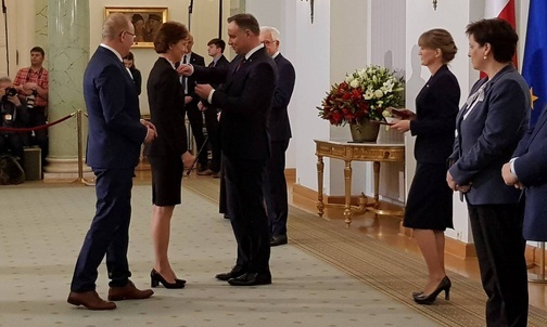 Renata i Krzysztof Błechowie przyjmują Srebrny Krzyż Zasługi od prezydenta RP Andrzeja Dudy.