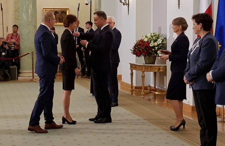 Renata i Krzysztof Błechowie przyjmują Srebrny Krzyż Zasługi od prezydenta RP Andrzeja Dudy.
