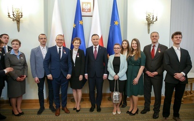 Przedstawiciele Fundacji Pomocy Dzieciom w Żywcu ze swoimi przyjaciólmi w Pałacu Prezydenckim.
