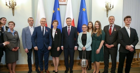 Przedstawiciele Fundacji Pomocy Dzieciom w Żywcu ze swoimi przyjaciólmi w Pałacu Prezydenckim.