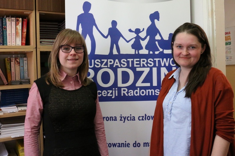 Kamila Rzepka, diecezjalny doradca życia rodzinnego (z lewej), i Katarzyna Siwiorek, rodzic po stracie, która pomaga w realizacji projektu.