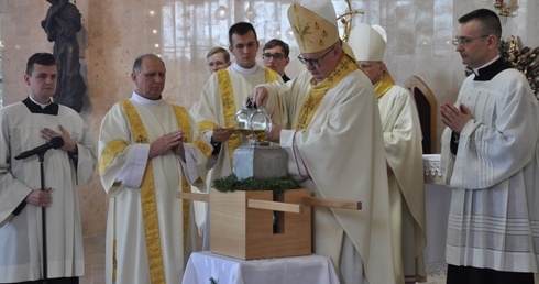 Msza Krzyżma w kościele seminaryjnym w Opolu 