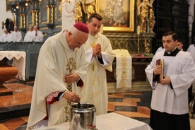 Podczas Mszy św. w katedrze biskup Andrzej F. Dziuba poświęcił olej krzyżma.