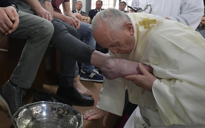 Papież obmył nogi 12 więźniom