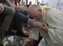 Papież obmył nogi 12 więźniom