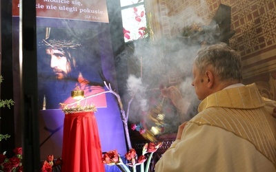 Po Eucharystii Najświętszy Sakrament został przeniesiony do ciemnicy.