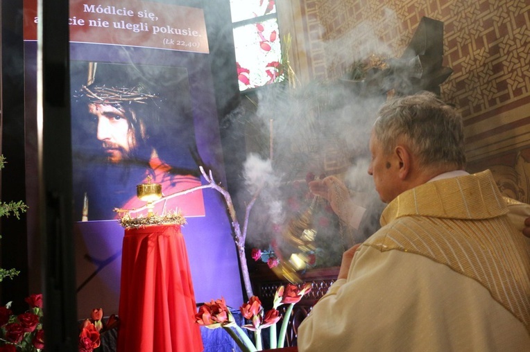 Po Eucharystii Najświętszy Sakrament został przeniesiony do ciemnicy.