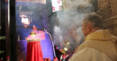 Po Eucharystii Najświętszy Sakrament został przeniesiony do ciemnicy.