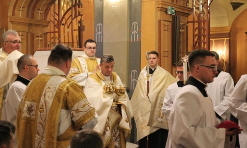 Po Mszy św. Najświętszy Sakrament został przeniesiony do ciemnicy.