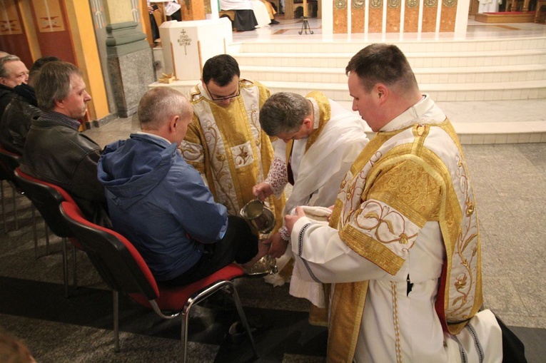 Bp Roman Pindel umył nogi dwunastu mężczyznom w katedrze św. Mikołaja.